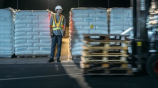 Mit der interaktiven Warnweste von Linde Material Handling gut sichtbar, wenn es darauf ankommt Lagerarebiter und Stapler kreuzen sich und der Lagerarebeiter ist mit der Interaktiven Warnweste von Linde Material Handling gut sichtbar