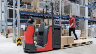 N20 mit SA-Option von Linde Material Handling im Einsatz im Lager