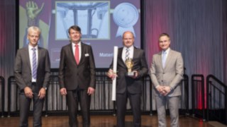 Frank Bergmann, Produktmanager Frontstapler bei Linde Material Handling (2.v.r.), bei der Preisverleihung durch Dr. Björn Hagemann, Leiter Mechatronik bei SEW-Eurodrive und Juror (links), René Khestel, Geschäftsführer der Weka Business Medien GmbH (2.v.l.), und Laudator Prof. Jörg Franke, Leiter des Lehrstuhls für Fertigungsautomatisierung und Produktionssystematik der Universität Erlangen-Nürnberg (rechts).