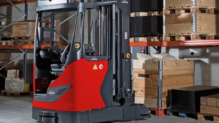 Linde Material Handling erweitert sein Robotik-Portfolio um den autonomen Schubmaststapler R-MATIC. Das Lagertechnikgerät transportiert palettierte Waren bis 1,6 Tonnen vollautomatisch in Hochregale und lagert sie dort selbstständig in Hubhöhen bis zehn Meter ein und aus.