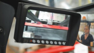 Das am Mast montierte Kamerasystem für die Linde Schubmaststapler hilft dem Fahrer die Last sicher im Regal zu positionieren.