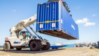 Pelzer-Reachstacker-Container-Blau