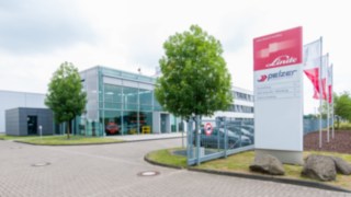 Besucher im Headquarter-Gebäude von Linde in Aschaffenburg